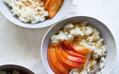 Riz Au Lait helado con melocotones escalfados con miel de cítricos