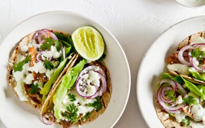 ¡Tacos de panceta de cerdo con crema de aguacate y cilantro