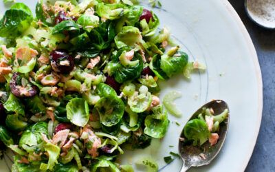 Ensalada de coles de Bruselas con salmón ahumado y cerezas.