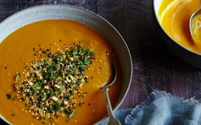 Sopa de zanahoria al curry con cobertura de quinua tostada
