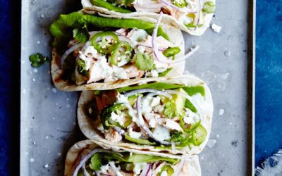 Tacos de salmón con crema de aguacate y cilantro