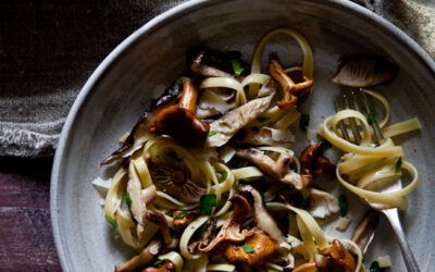 Comodidad En Un Tazón De Pasta De Champiñones Silvestres Con Ajo Y Perejil.