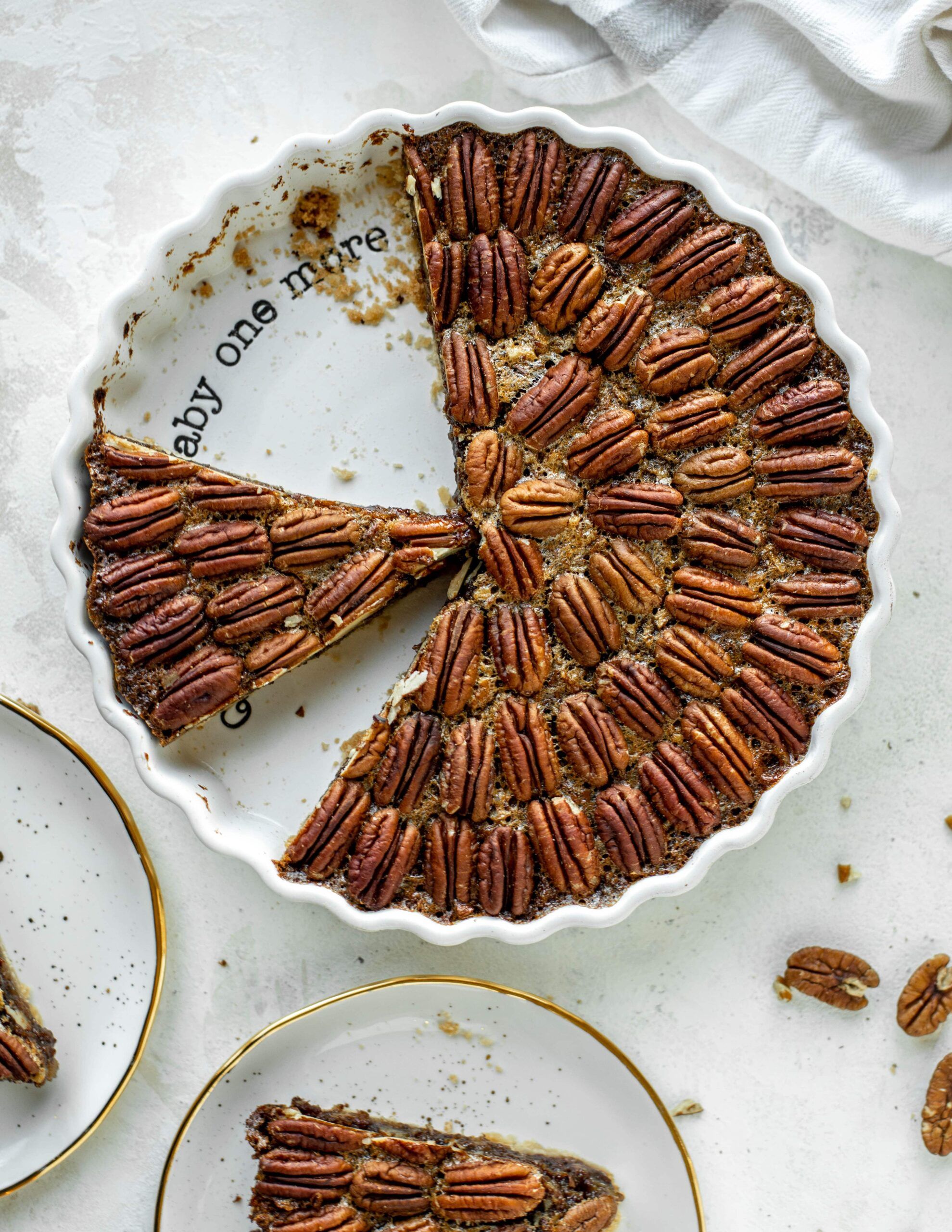 Tarta de pastel de nuez y chocolate con chocolate.