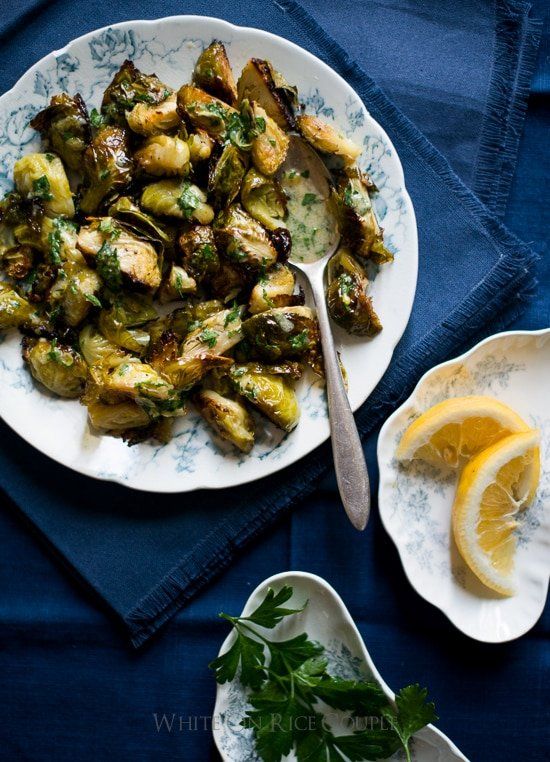 Receta de coles de Bruselas asadas al ajo con aderezo de limón y mostaza