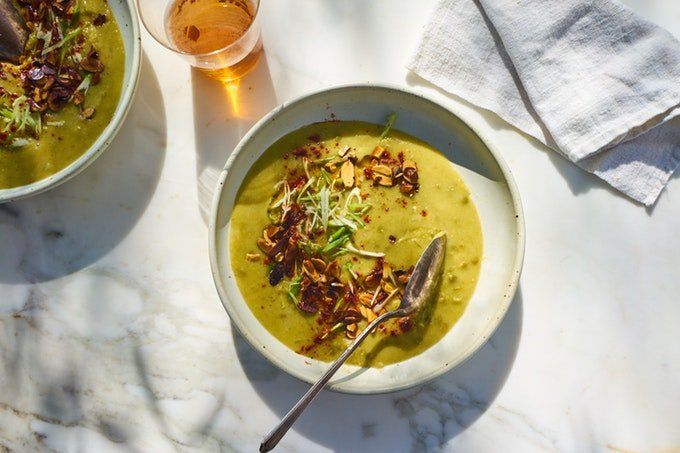 Sopa vegetariana simple de guisantes partidos