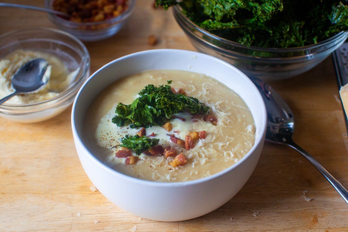 sopa de frijoles blancos con col rizada crujiente
