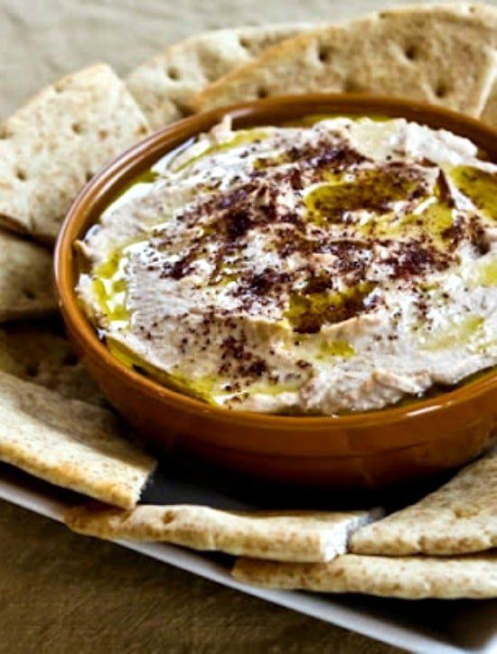 Hummus de guisante de ojos negros con aceite de oliva y Sumac