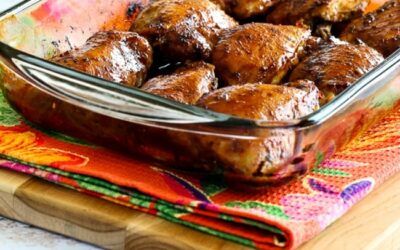 Muslos de pollo Sriracha al horno dulces y picantes