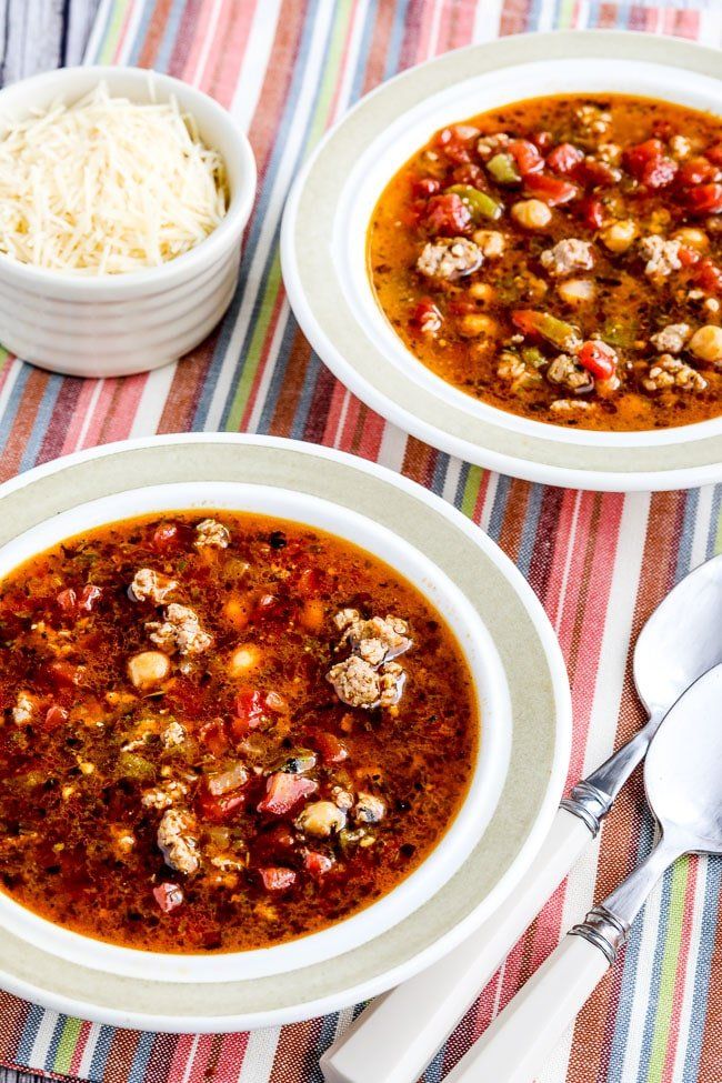Sopa de salchichas instantáneas con pesto
