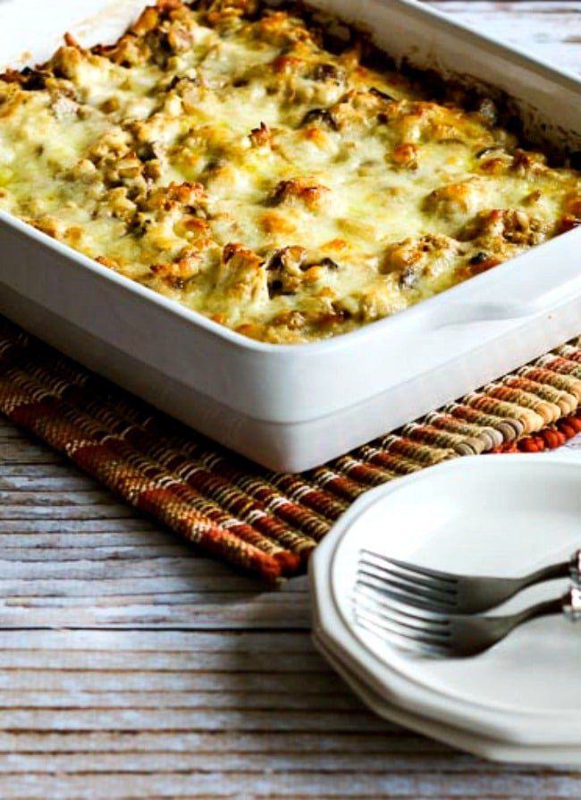 Cazuela de pavo baja en carbohidratos con champiñones, mozzarella y arroz de coliflor