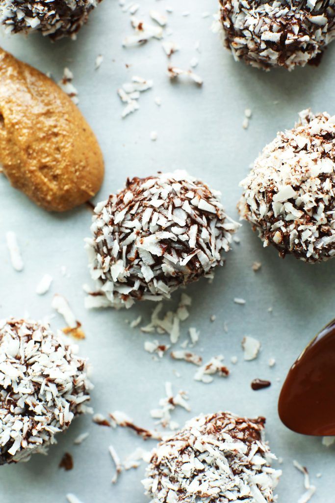 Bolas de nieve de chocolate negro y mantequilla de almendras con 5 ingredientes