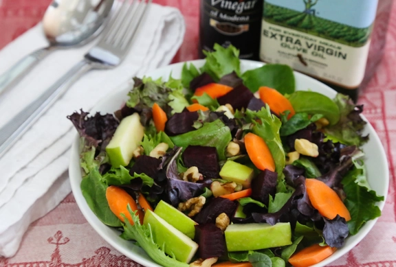 Ensalada de verduras mixtas con manzanas, zanahorias y remolachas en vinagre