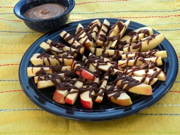 Manzanas o peras salpicadas de chocolate con caramelo de dátiles
