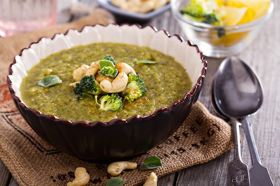 Sopa de manzana con anacardo o mantequilla de maní