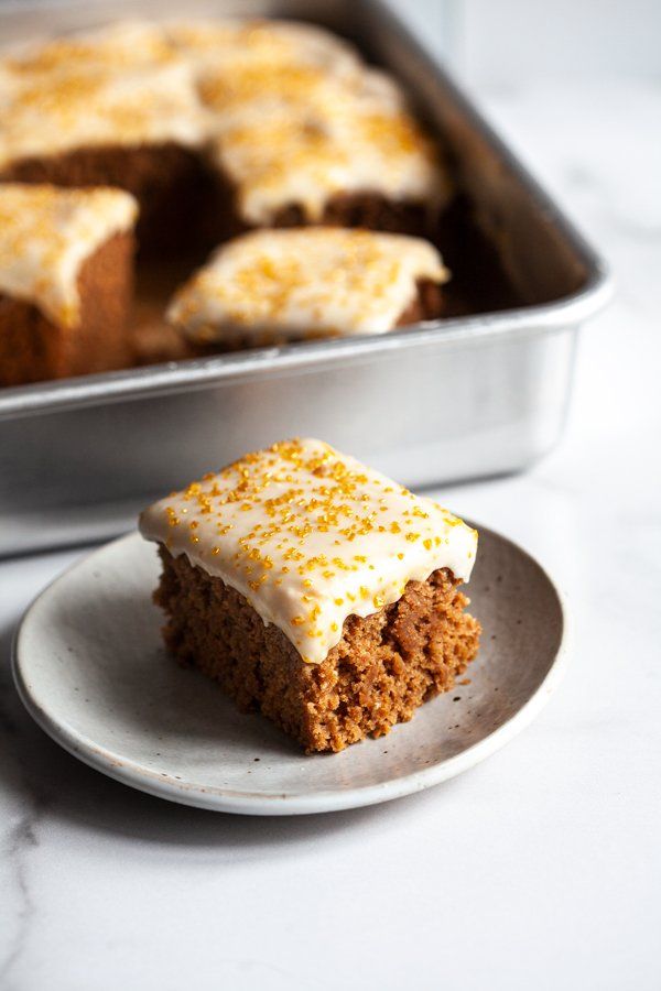 Pastel de hoja de especias y canela con glaseado de queso crema