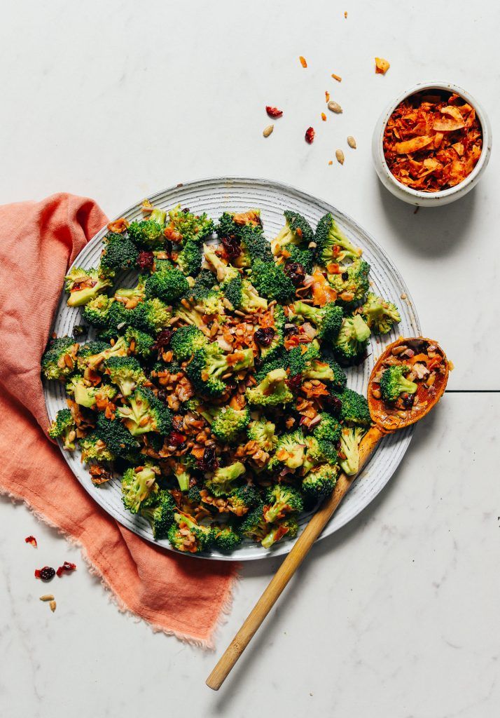 Ensalada cremosa de brócoli vegano (¡sin mayo!)