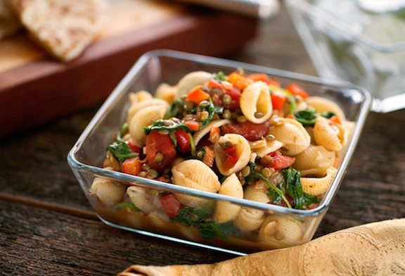 Pasta al curry con espinacas y lentejas