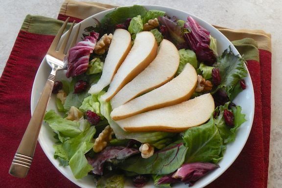 Ensalada de pera y nuez tostada con vinagreta de arándanos
