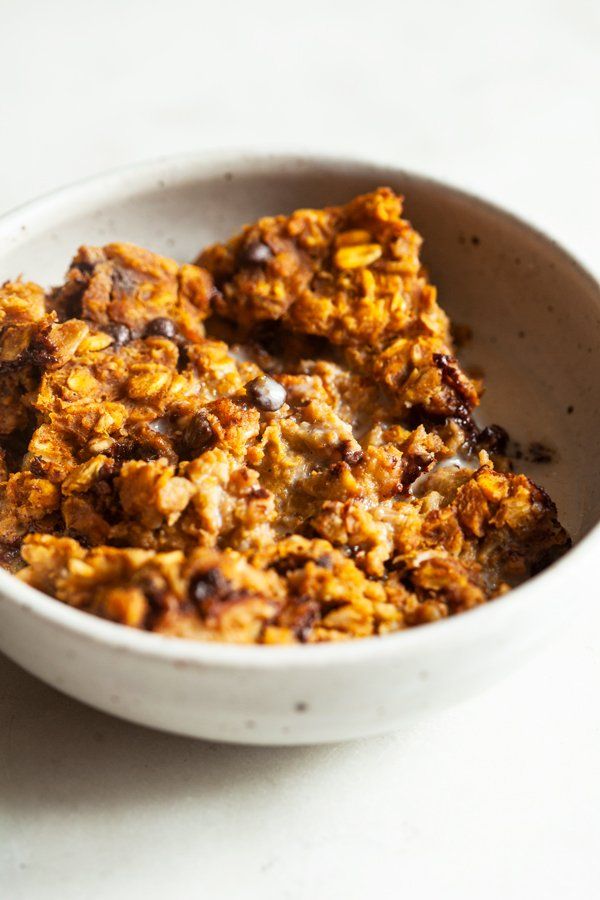 Avena horneada con chispas de chocolate y calabaza vegana