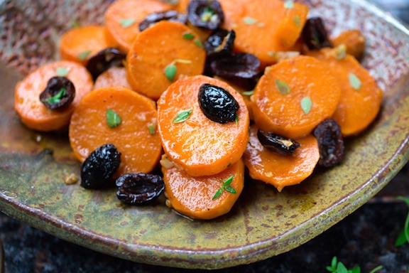 Batatas con aroma de tomillo, aceitunas negras y ajo