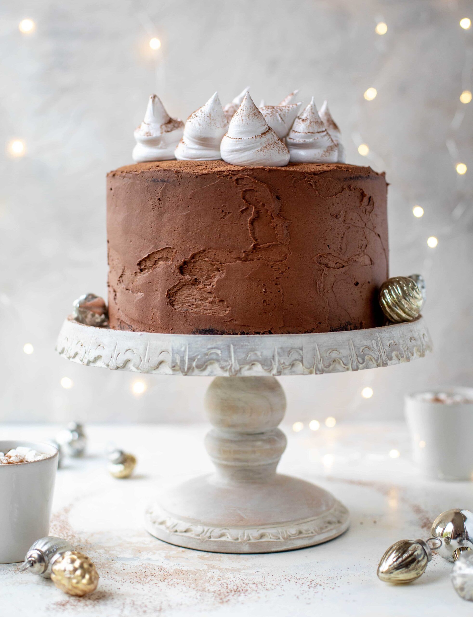 Pastel de cacao caliente con malvavisco batido.