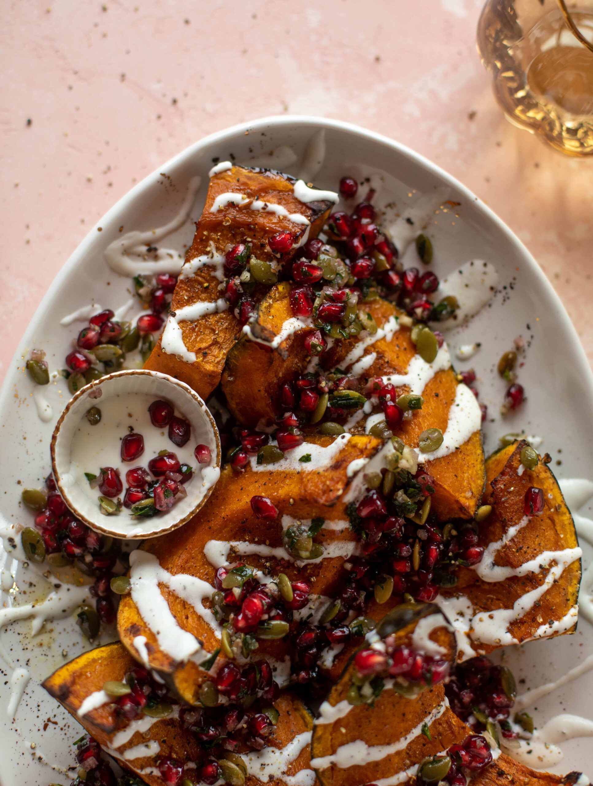 Kabocha Squash asada con salsa de granada y pepita.