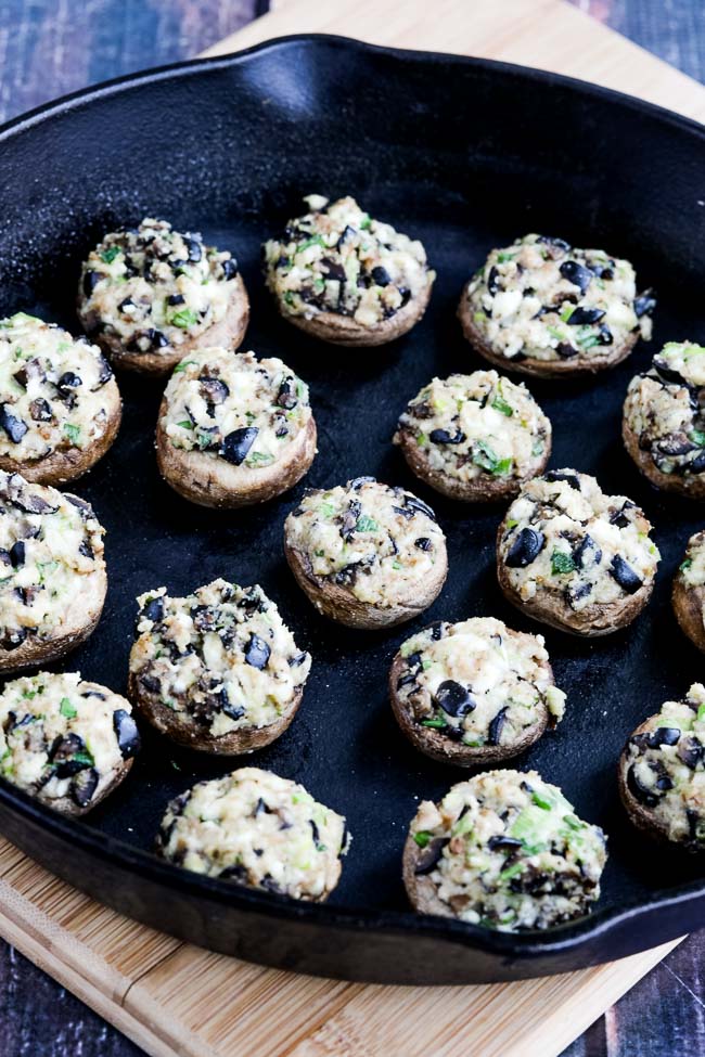 Champiñones rellenos bajos en carbohidratos con aceitunas y queso feta