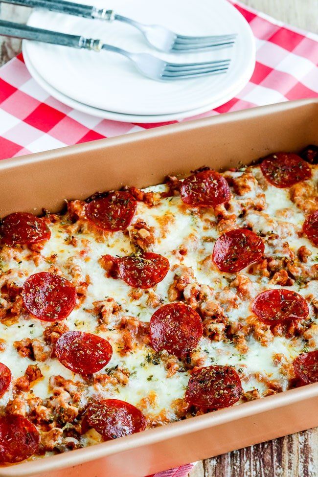Horneado de pizza de salchichas y pepperoni en capas (bajo en carbohidratos o ceto)