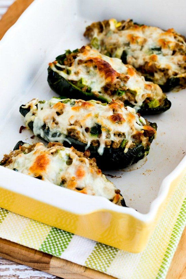 Poblanos rellenos de queso con pavo molido