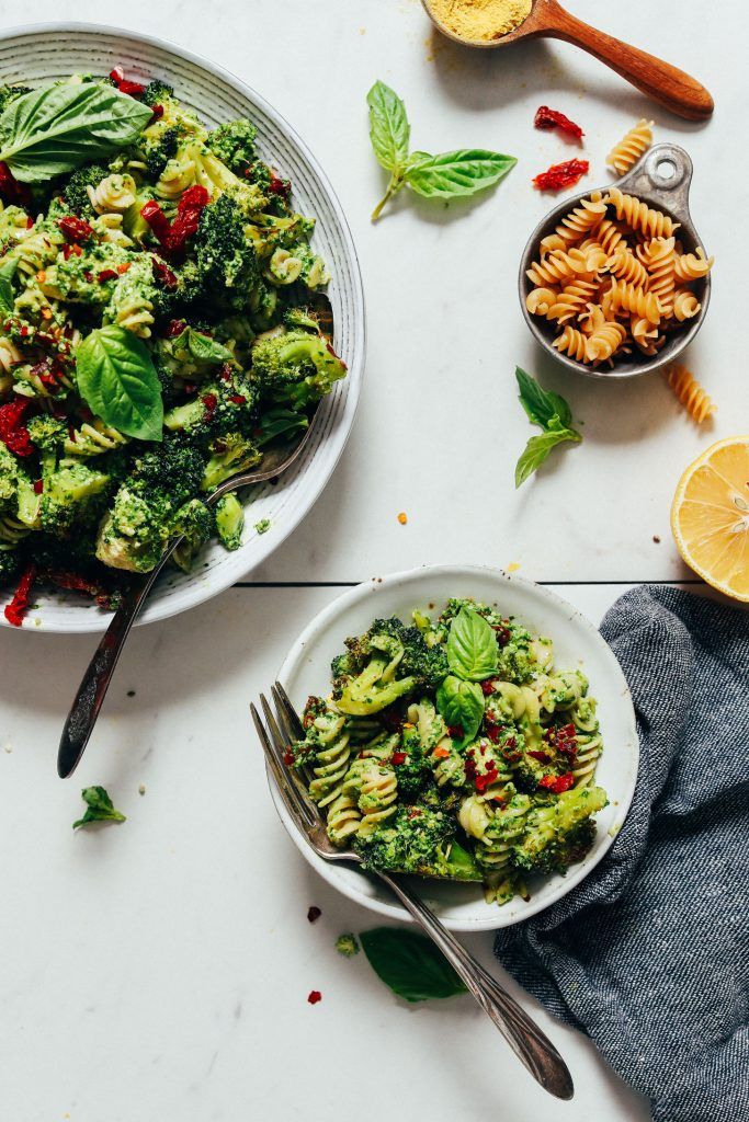 Ensalada de pasta de brócoli asado con pesto de cáñamo (V / GF)