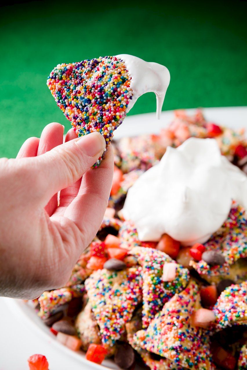Los mejores nachos de postre – Nachos de galletas Funfetti cargados
