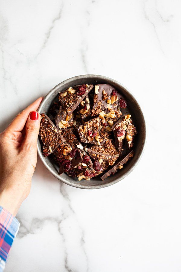 Corteza de granola vegana de chocolate negro