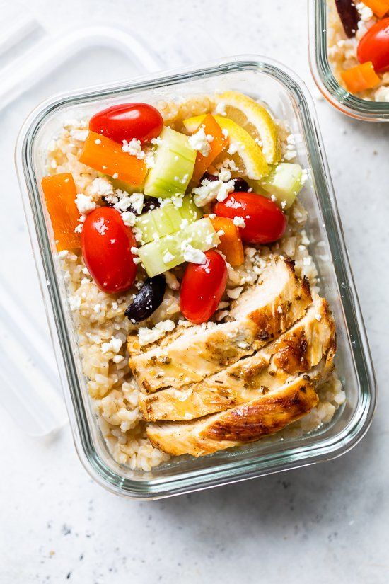Cuencos de arroz de preparación de comida griega de pollo