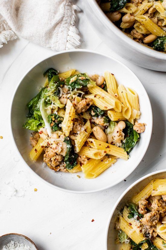 Pasta con salchicha italiana de pollo, escarola y frijoles