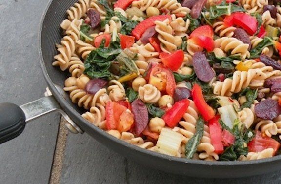 Pasta con verduras, garbanzos y aceitunas