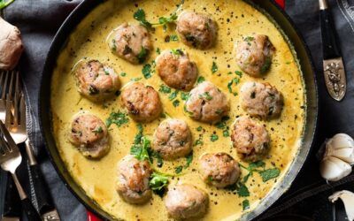 Albóndigas de pollo tailandés en salsa de curry