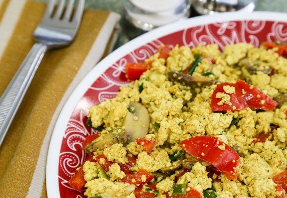 Tofu revuelto de champiñones y pimientos