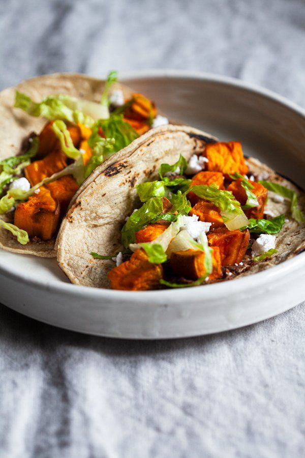 Tacos sencillos veganos de camote y frijoles negros