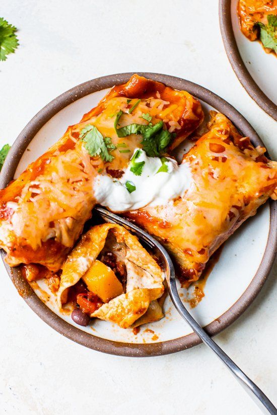 Enchiladas Vegetarianas con Calabaza y Frijoles Negros