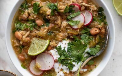 Sopa de pollo verde con yogurt salado.