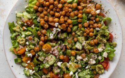Ensalada picada de garbanzos crujientes.