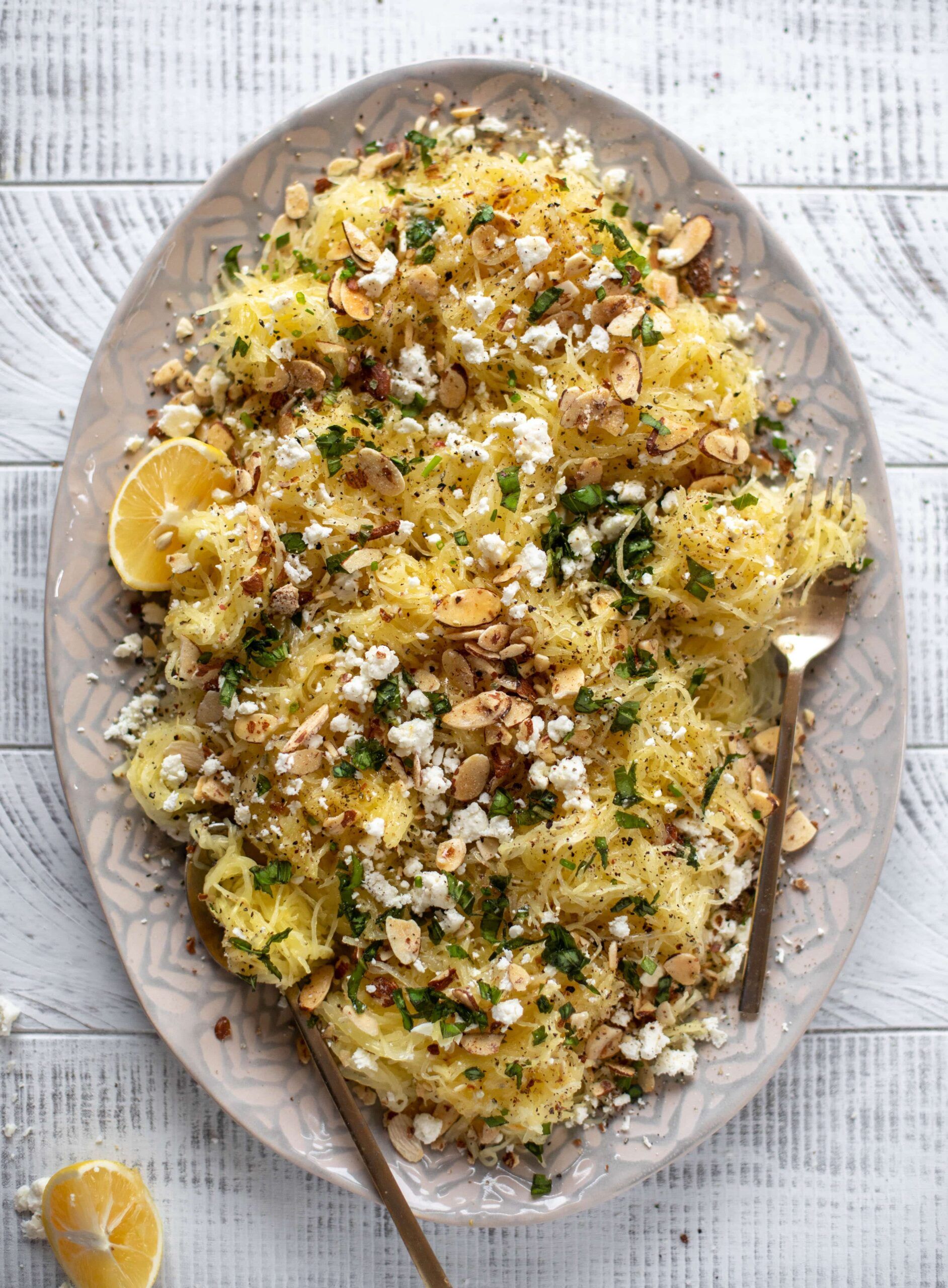 Calabaza de espagueti con mantequilla de limón y queso feta.