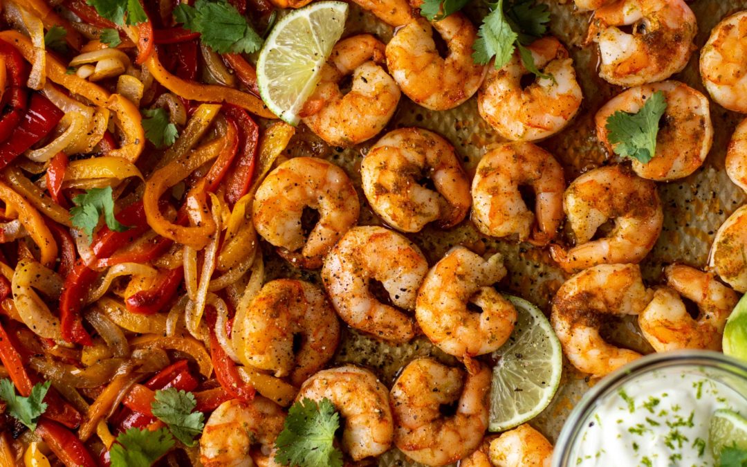 Fajitas de camarón en sartén con limón