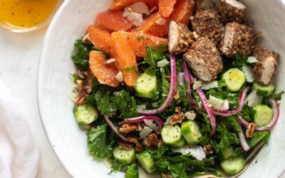 Ensalada de pollo con costra de nueces y vinagreta de cítricos triples.
