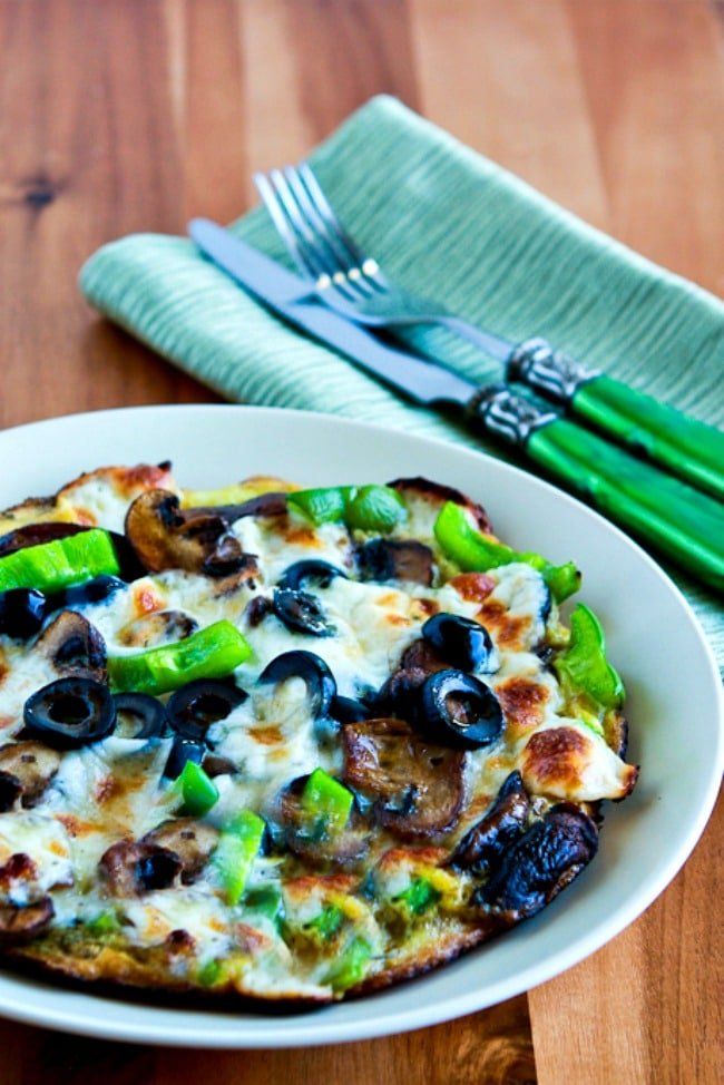 Desayuno vegetariano con bajo contenido de carbohidratos y pizza vegetariana