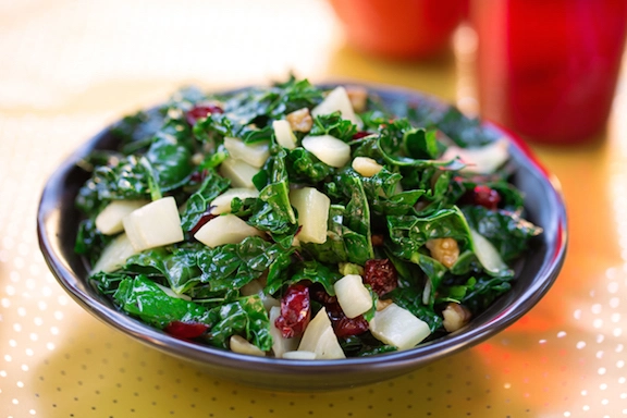 Kale festivo con hinojo, arándanos y nueces