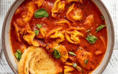 Sopa de tortellini de tomate al curry con pan tostado con mantequilla y ajo.