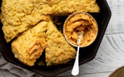 Sartén de Pan de Maíz con Chipotle y Mantequilla de Miel.