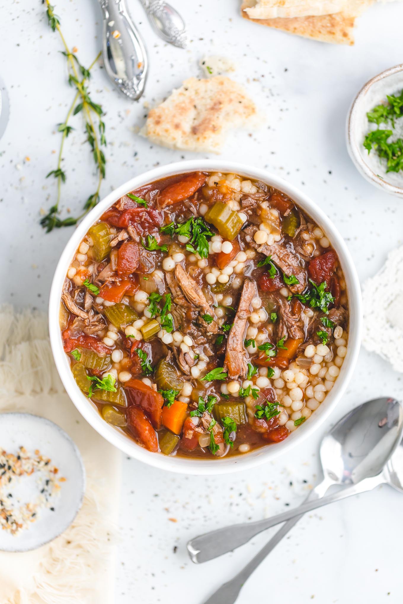 Sopa de carne de cocción lenta con cuscús