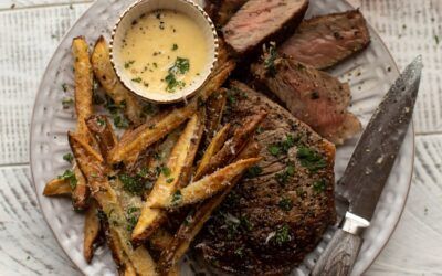 ¡Nuestro bistec a la sartén favorito con papas fritas y alioli de miel Dijon!